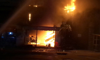 2 mẹ con chết trong biển lửa: Mẹ vẫn ôm chặt con