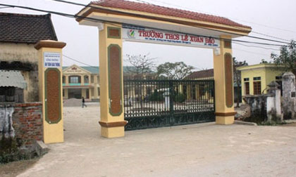 Nữ sinh lớp 9 dùng dao lam rạch mặt bạn trước cổng trường