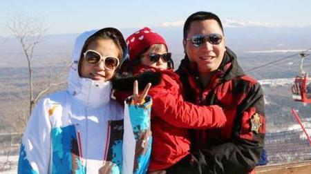 Triệu Vy khoe ảnh gia đình hạnh phúc đi trượt tuyết