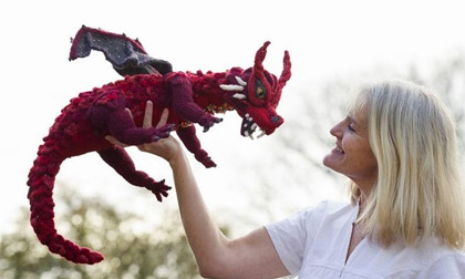 Ngả mũ trước khả năng dệt kim khéo léo của người phụ nữ 50 tuổi