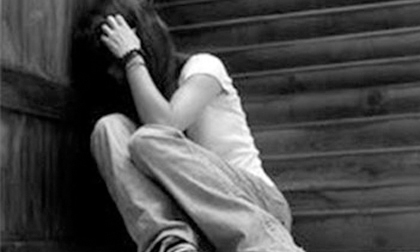 Bị hiếp suốt 17 năm, thiếu nữ sinh con cho bố đẻ