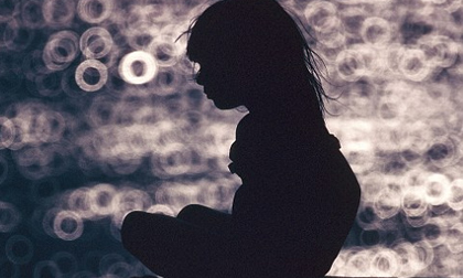 Cùng chơi trò "cha mẹ", bé 6 tuổi cưỡng hiếp em họ