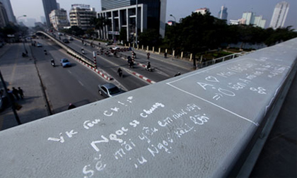 Cầu Hà Nội bị "bủa vây" bởi những lời tỏ tình cháy bỏng