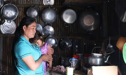 Nỗi ám ảnh của những cô bé bị chính mẹ đẻ dắt đi bán trinh