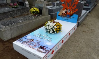 Bia mộ lãng mạn... kiểu Pháp