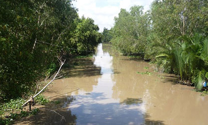 Động trời thím "yêu" cháu, ném con người tình trôi sông