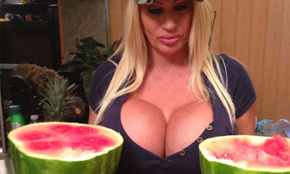 Người phụ nữ nghiện... nâng ngực