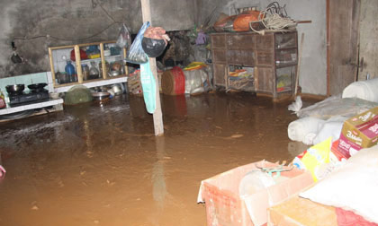 Vỡ đập chứa nhà máy tuyển quặng, bùn thải tràn vào nhà dân