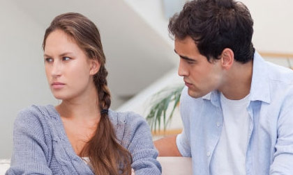 Bắt tại trận chồng lên giường với giúp việc đáng tuổi mẹ mình