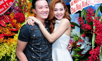Minh Hằng tình tứ, bá vai 'bạn trai' trong sự kiện