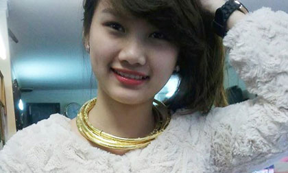 Cô gái đeo 8 cây vàng khiến dân mạng tò mò