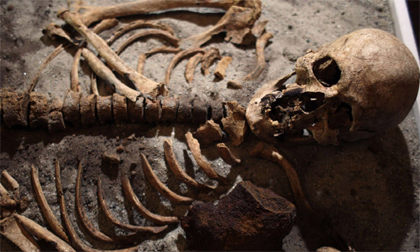 Kinh hãi phát hiện hài cốt ma cà rồng bị xuyên thủng tim