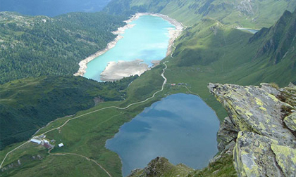 Đến Thụy Sĩ ngắm hồ trên núi đẹp lung linh