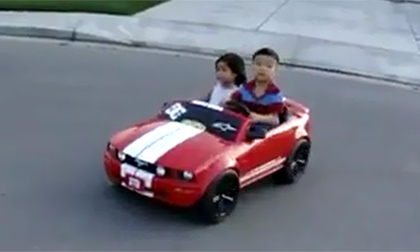 Bé lái xe điện chở em đi chơi