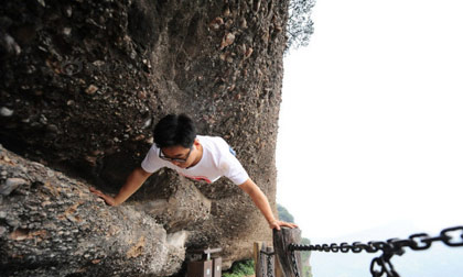 Khâm phục chàng trai không chân chinh phục đỉnh núi bằng... tay