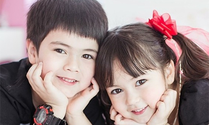 Cặp anh trai, em gái xinh như hoa ở xứ Chùa Vàng