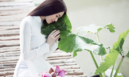 Khánh My diện áo dài e ấp bên hoa sen