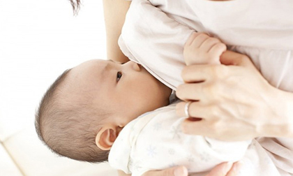 Cho con bú mẹ tốt hơn hút sữa ti bình nhiều!