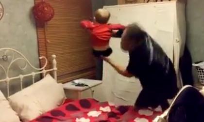 Ông bố 'quật' con như trên sàn đấu vật biểu diễn