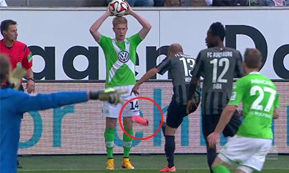 Cựu sao Chelsea bị đối phương phi giầy vào 'chỗ hiểm'