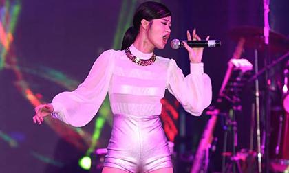 Đông Nhi ăn mặc gợi cảm lên sân khấu hát cùng Dương Triệu Vũ