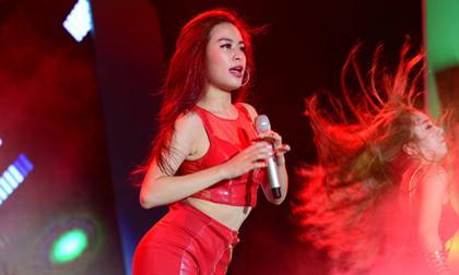 Hoàng Thùy Linh đỏ rực, 'đốt cháy' 40.000 khán giả Vinh