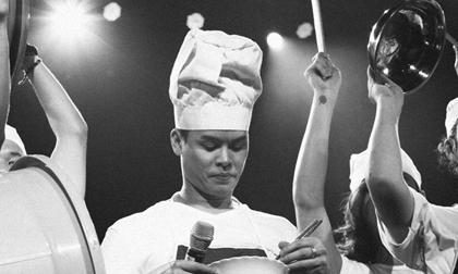 John Huy Trần nhảy múa bằng dụng cụ làm bếp
