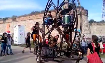 Hoa mắt với ban nhạc bánh xe