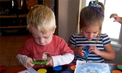 Giúp mẹ dạy trẻ mẫu giáo cách cầm kéo an toàn