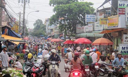 Chợ tiền tỷ bỏ hoang, chợ cóc, chợ tạm đông nghẹt khách