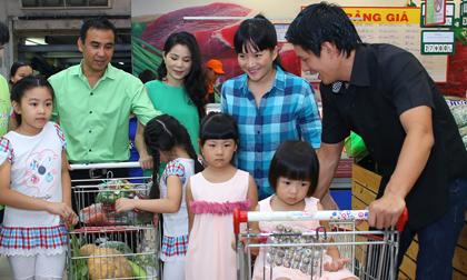 Bắt gặp Bình Minh - Quyền Linh cùng đưa vợ con đi siêu thị