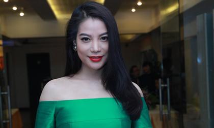 Trương Ngọc Ánh vai trần gợi cảm đi 'nhận chức' mới