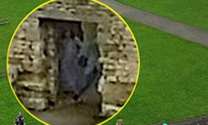 Bóng ma xuất hiện giữa tòa lâu đài cổ