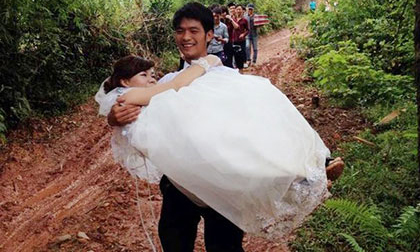 Ẵm vợ trên tay, 9X được phong chú rể của năm