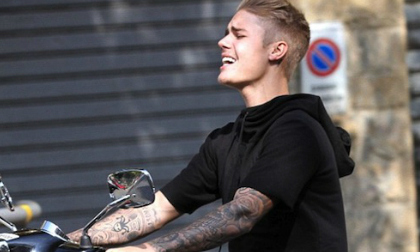 Justin Bieber 'chơi trội' đi xe không đội mũ bảo hiểm