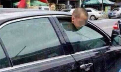 Mẹ mải mua sắm, con suýt chết vì kẹt cổ vào cửa xe ôtô