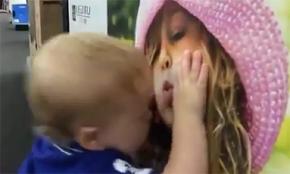 Hài hước với nụ hôn của bé trai