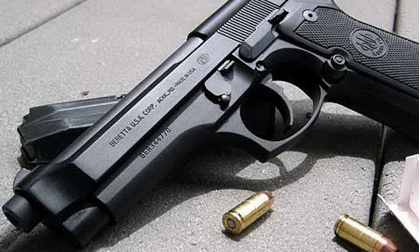 Trộm xe giằng súng với công an, đạn găm trúng ngực