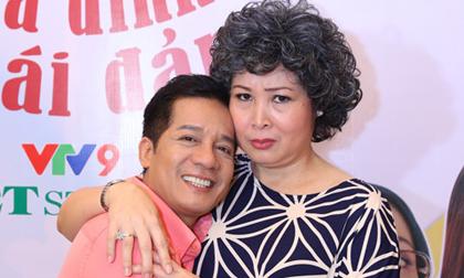 'Vợ chồng' NSND Hồng Vân ôm nhau, nhắng nhít ở sự kiện
