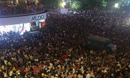  Biển người xem pháo hoa, giao thông Hà Nội tê liệt