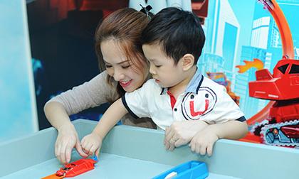 Đan Lê đưa con trai 'hot boy' đi chơi cuối tuần