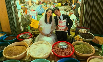 Cặp đôi chụp ảnh cưới giữa chợ bình dân gây chú ý 