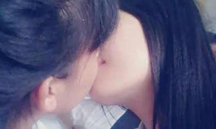 Sự thật sau bức ảnh khóa môi của 2 nữ sinh trong lớp học