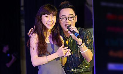 Trúc Nhân tình tứ song ca cùng fan nữ 