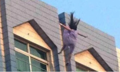 Kinh hãi toàn cảnh cô gái nhảy lầu vì thất tình
