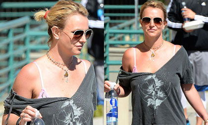 Britney Spears ăn mặc luộm thuộm như 'mẹ bổi'