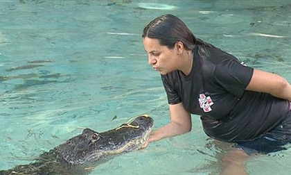 Hình ảnh bà bầu 7 tháng chơi đùa với cá sấu gây sốc