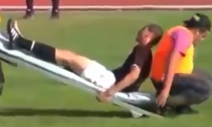 Cười té ghế với màn cứu thương trên sân cỏ