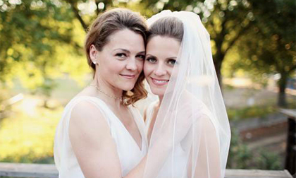 Mỹ: Các cặp đồng tính ồ ạt chia sẻ ảnh cưới trên Twitter