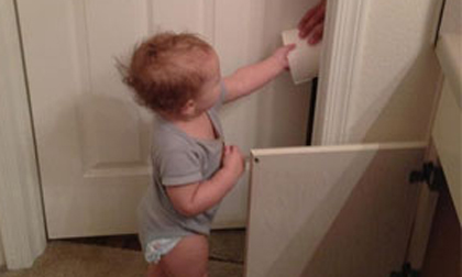 Trẻ con luôn đáng yêu và mang lại nụ cười trong mọi hoàn cảnh